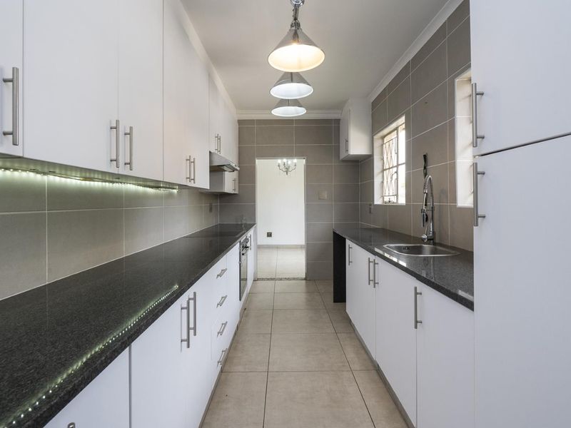 URGENT SALE.  Immaculate 3 bedroomed home with a exquisite spacious 2 bedroomed Flat/Second dwelling - Photo 7