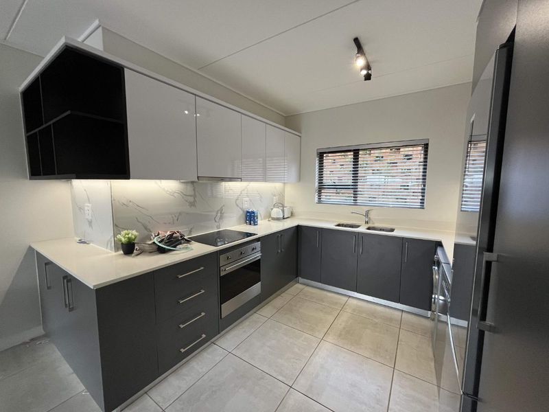 Hendra- Experience luxurious living within a secure complex in Izinga. - Photo 3