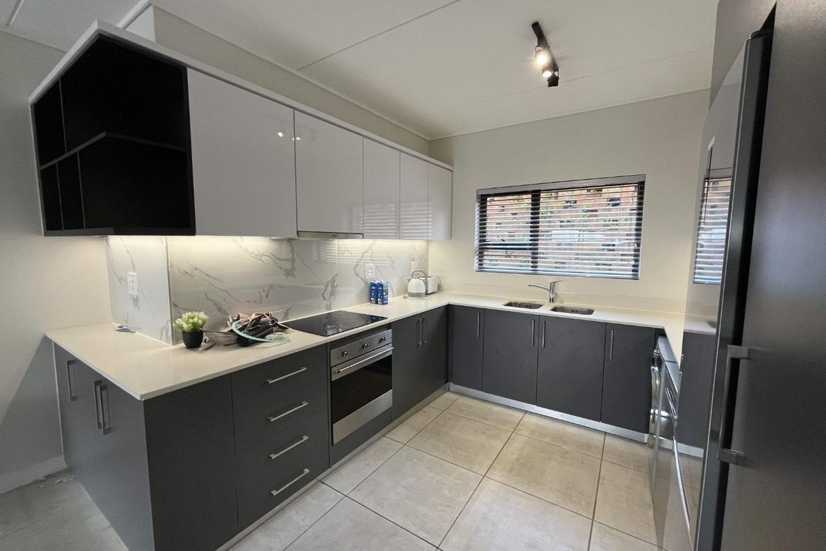 Hendra- Experience luxurious living within a secure complex in Izinga. - Photo 3