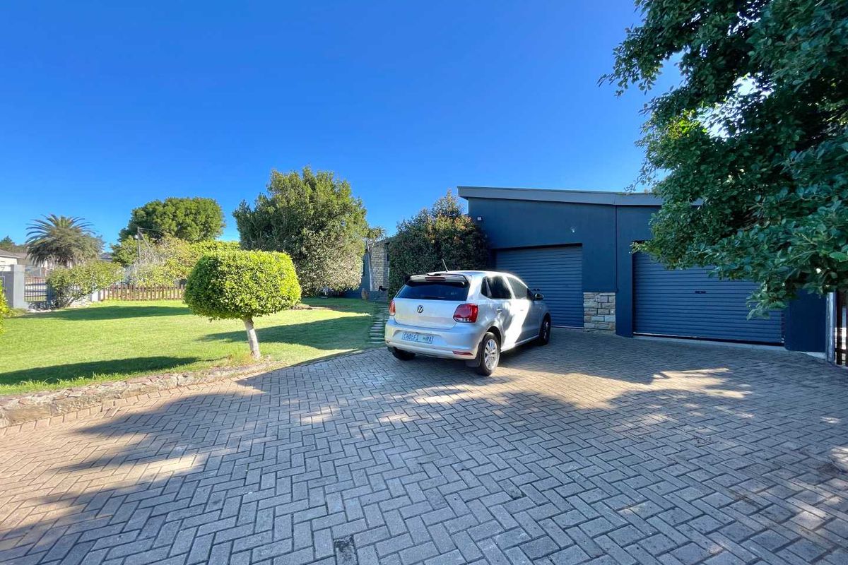 Charming 3-Bedroom Family Home Full of Potential in Mossel Bay Central, Mossel Bay - Photo 4
