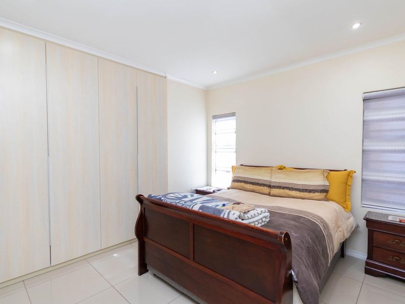 Modern 3 Bedroom House - Photo 10