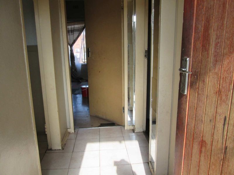 BEAUTIFUL, NEAT AND CLEAN [ 1.5] ONE AND HALF BEDROOM APARTMENT FOR SALE IN PRETORIA WEST BARGAIN - Photo 3
