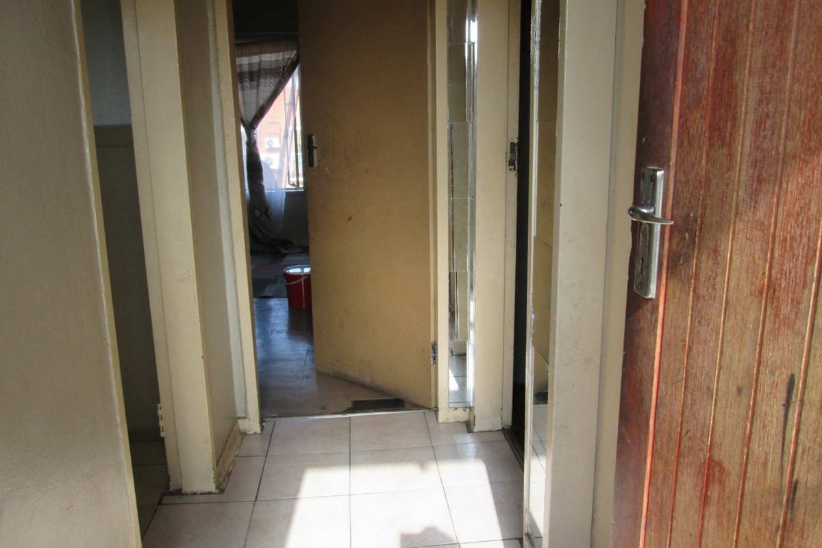 BEAUTIFUL, NEAT AND CLEAN [ 1.5] ONE AND HALF BEDROOM APARTMENT FOR SALE IN PRETORIA WEST BARGAIN - Photo 3