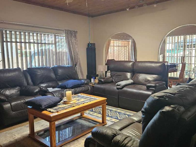 4 bedroom house with solar panels and swimming pool for sale - Photo 7