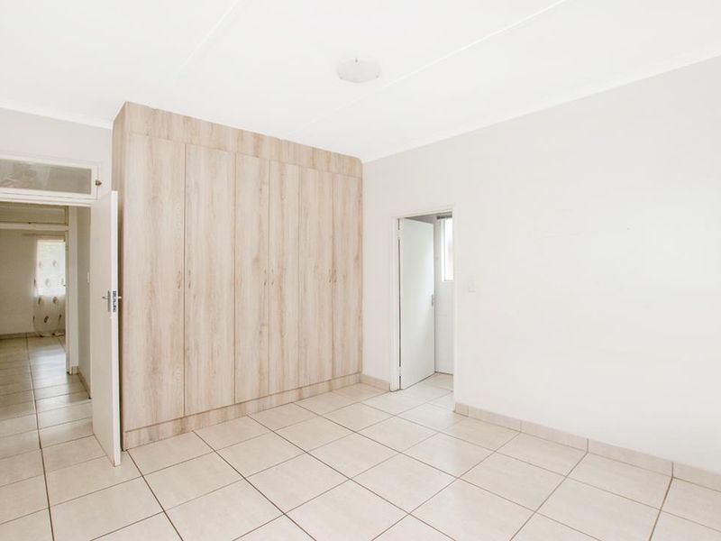 Spacious Unit for sale in Floracliffe Roodepoort - Photo 7