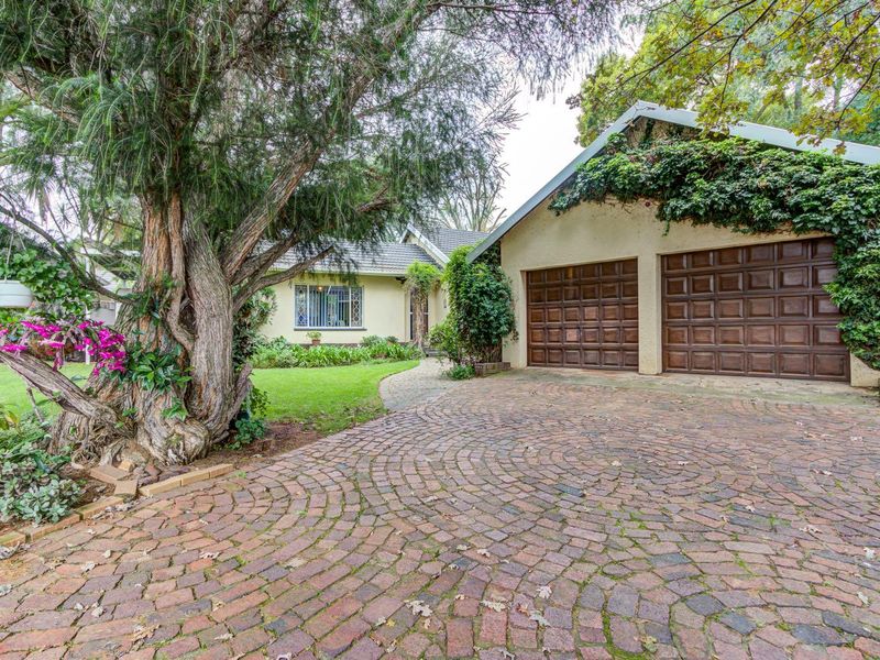 DELIGHTFUL 4 BEDROOMED FAMILY HOME with ELECTRICITY AND WATER BACK UP SOLUTIONS - Photo 2