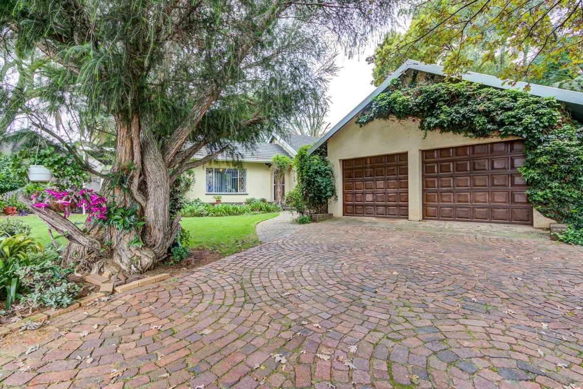 DELIGHTFUL 4 BEDROOMED FAMILY HOME with ELECTRICITY AND WATER BACK UP SOLUTIONS - Photo 2