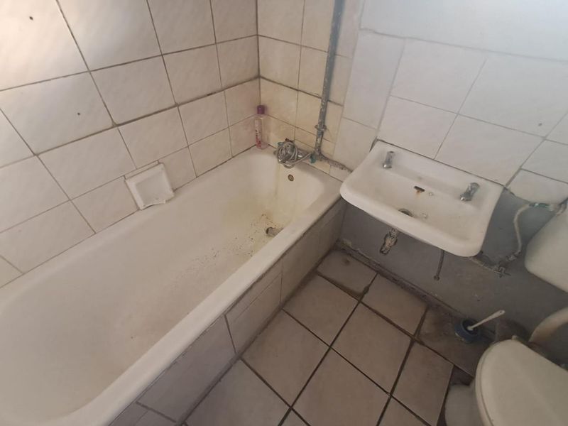 1 Bedroom Apartment In Henriette Complex pretoria west. - Photo 7