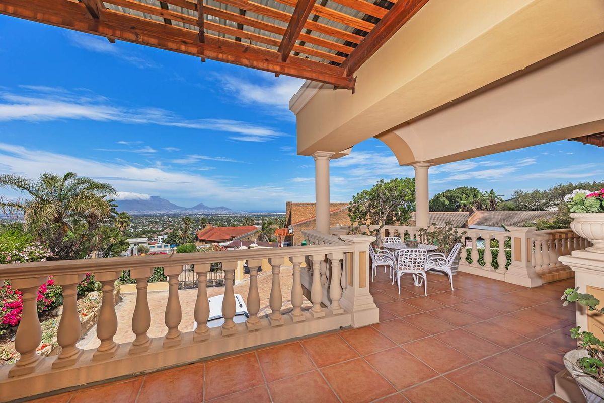 A Palatial Family Home - Photo 4