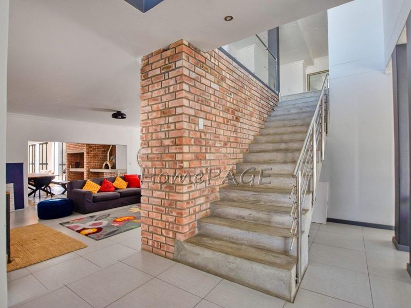 Fairway Estates, Walvis Bay:  5 Bedr Double Storey Contemporary Home is for Sale - Photo 4