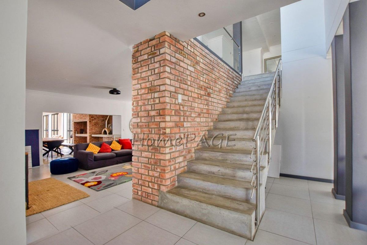 Fairway Estates, Walvis Bay:  5 Bedr Double Storey Contemporary Home is for Sale - Photo 4