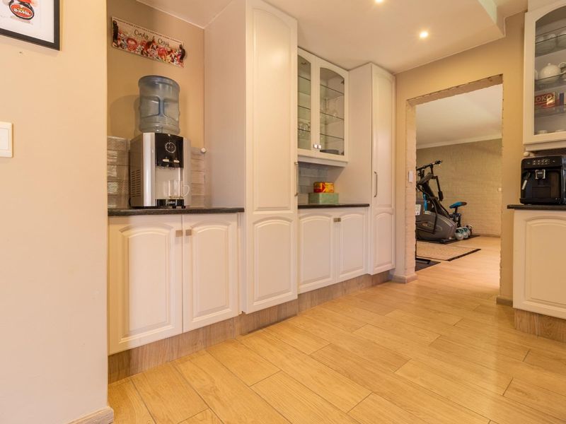 Immaculate four bedroom home with all the bells and whistles - Rooihuiskraal - Photo 10