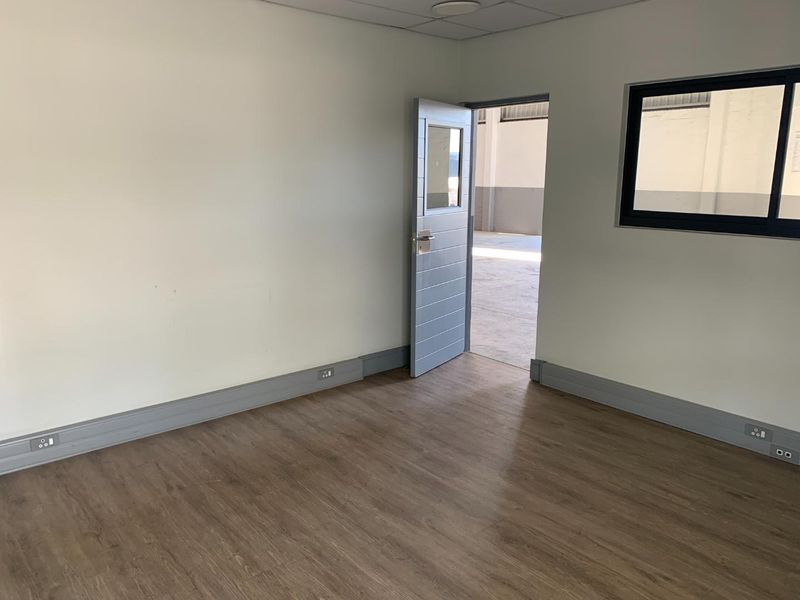 Upmarket Durbanville Warehouse with Modern Offices to Let - Photo 3