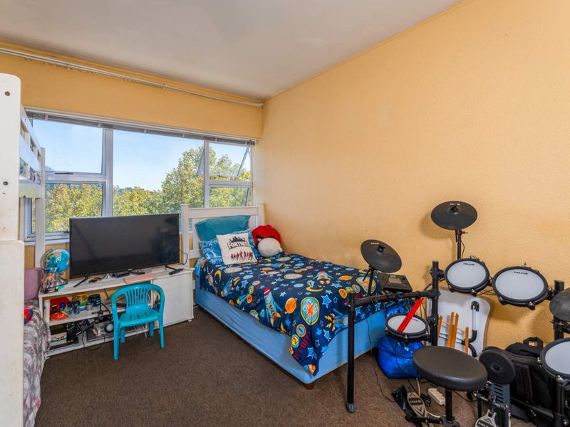 Spacious North-facing apartment with Balcony, Garage and Mountain views - Photo 8