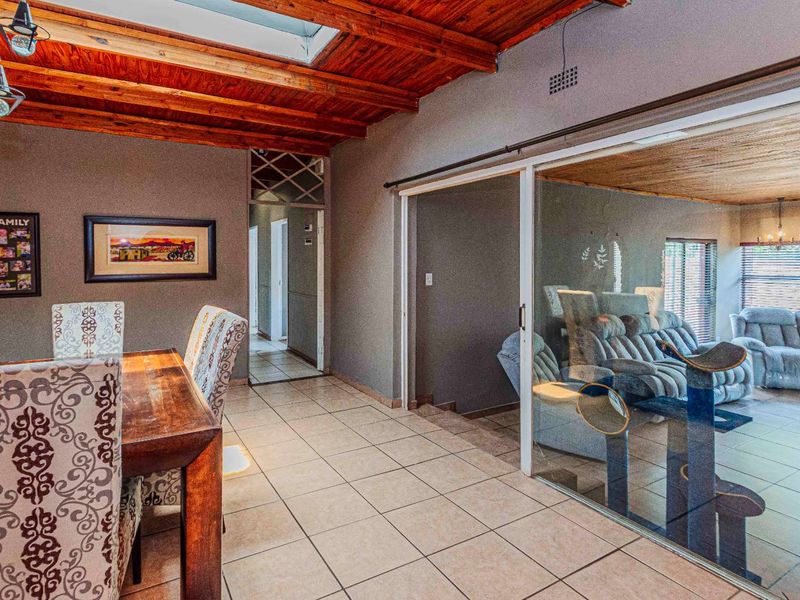 Famiky Home for Sale in Boomed off Area - Photo 8