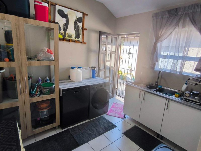 Granny Flat & FREE electricity! - Photo 10