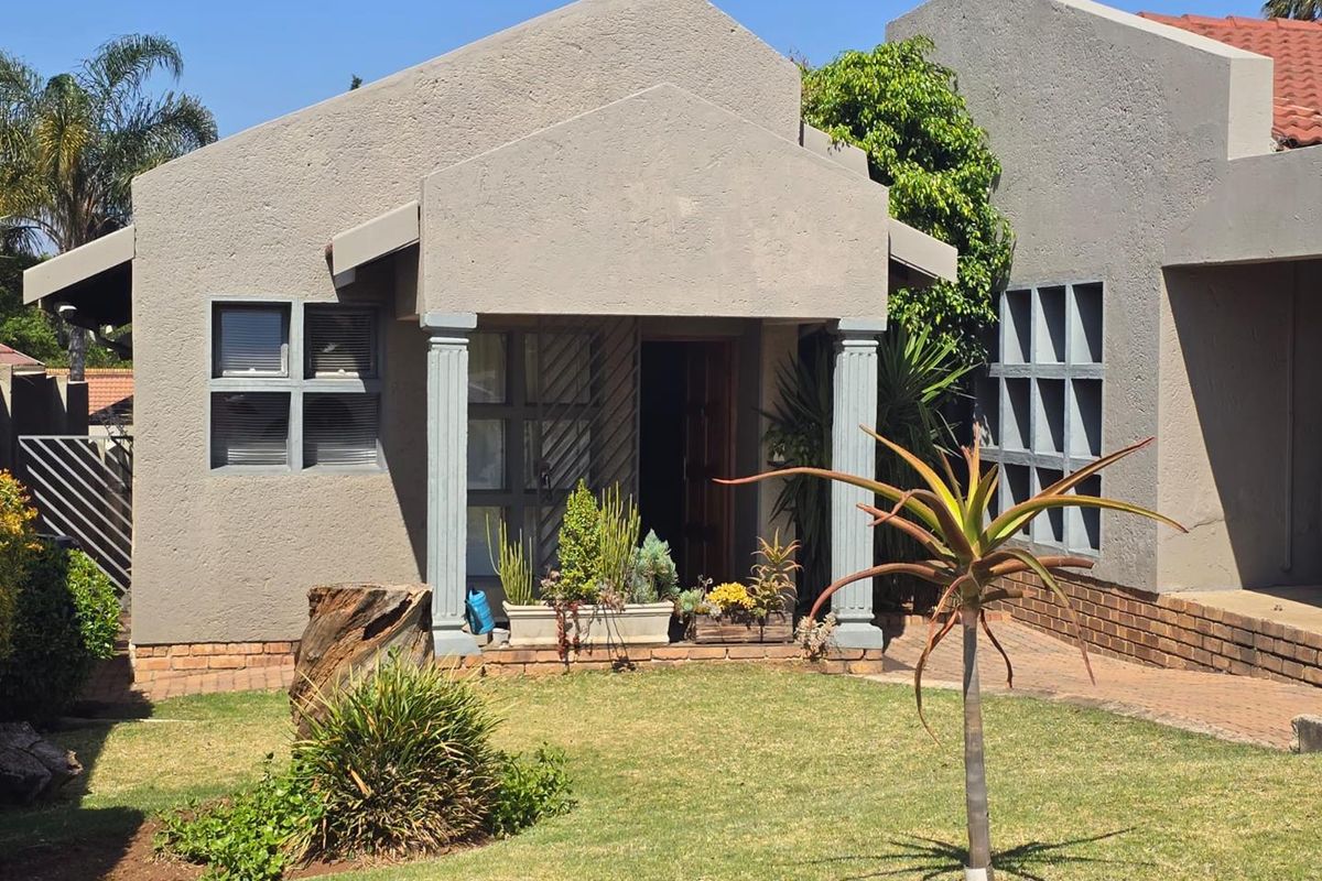 3 Bedroom freestanding secure Townhouse in Van Riebeeck Park - Photo 2