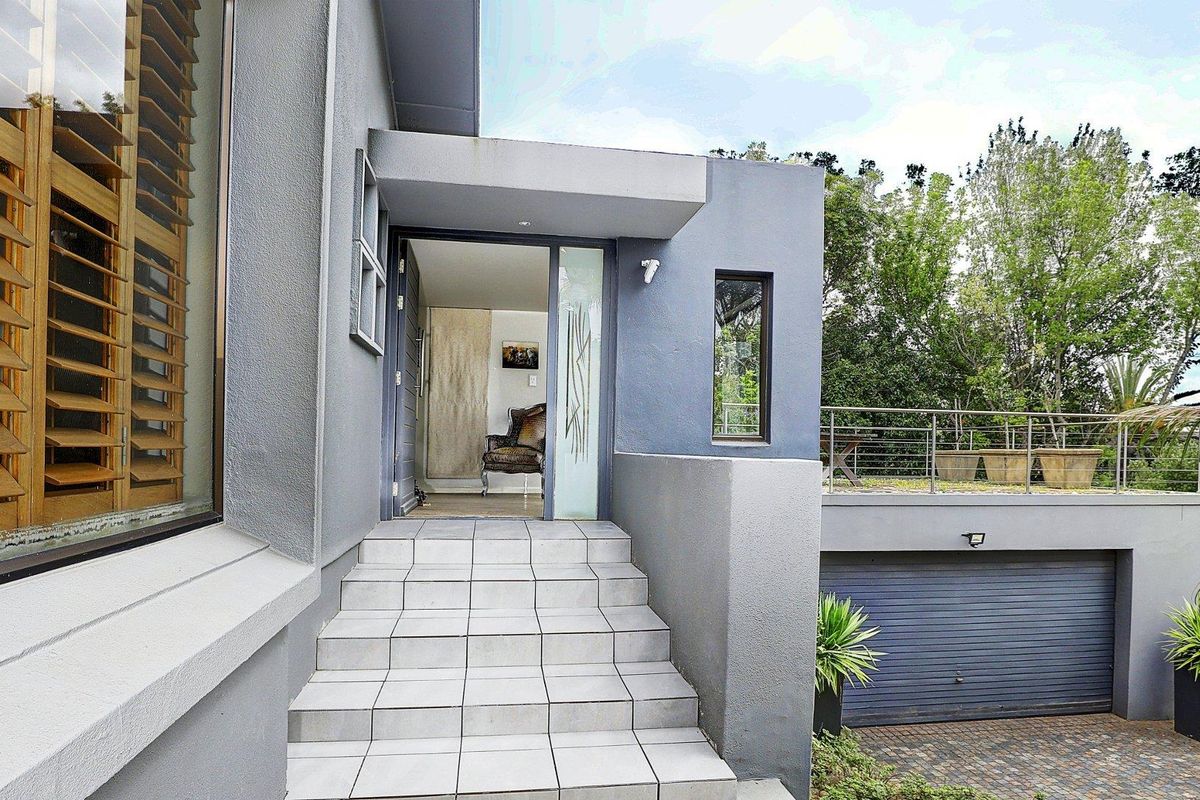 Tastefully Modernized Family Home with Ample Entertainment Spaces and Stunning Views - Photo 3