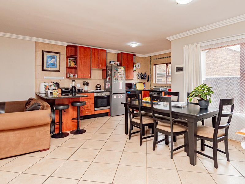 Lovely Simplex Townhouse for Sale - Photo 6