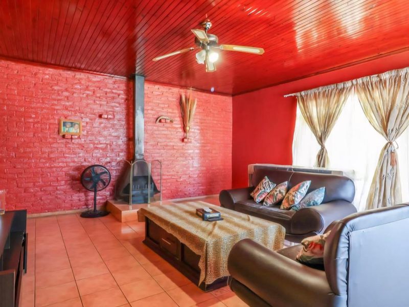 Your perfect family Home  with study, work from home, large back garden and storage, Awaits! - Photo 4