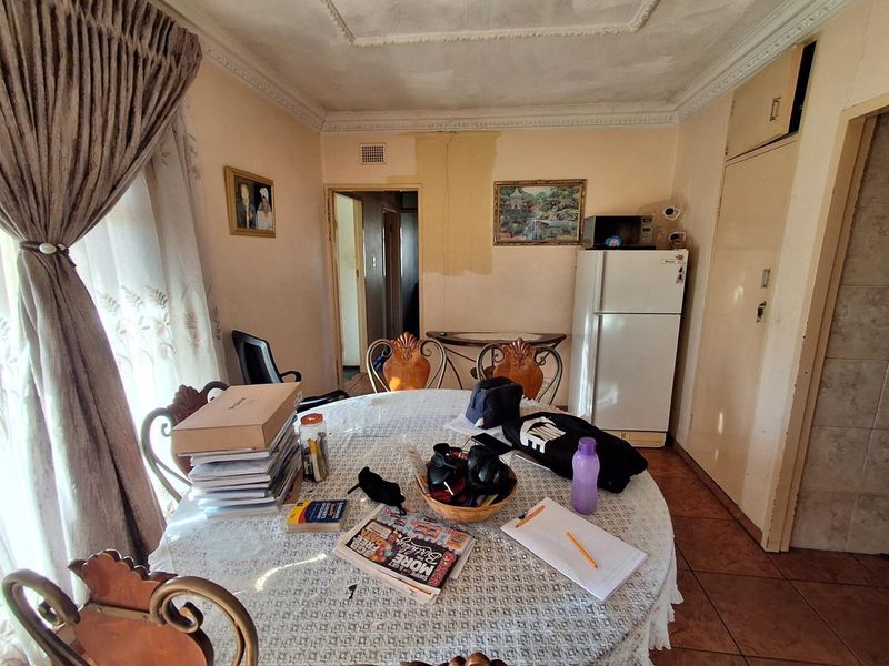3-Bedroom Home with Garage, Storeroom, Carport & Spacious Backyard - Photo 4