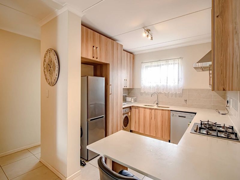 Immaculate 2 bed, 2 bath  Ground unit with very large garden - Photo 6