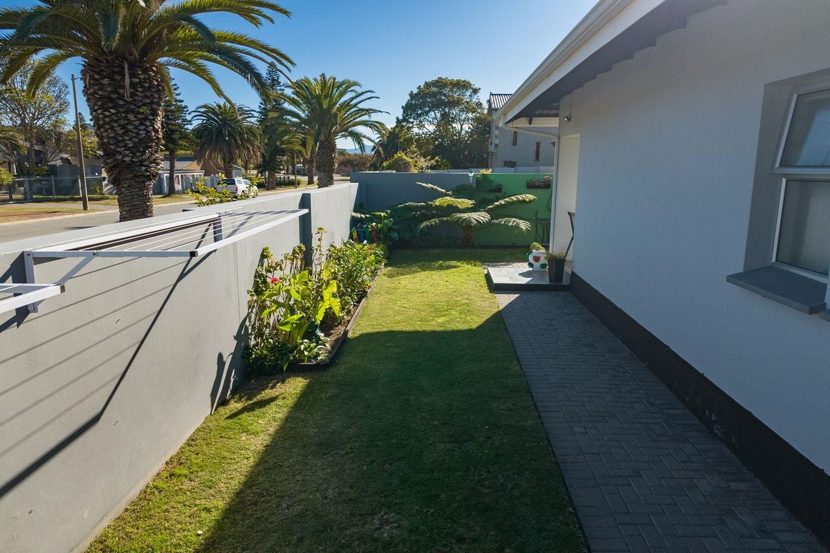 Bayview beauty: Privacy, security, and style combined! - Photo 4