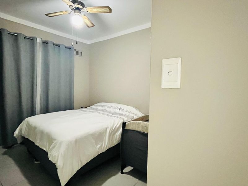 Beautifully Renovated Top-Floor 2 Bedroom Apartment – Move-In Ready - Photo 8