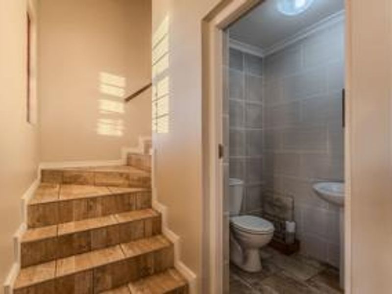 Beautiful low-maintenance 3-bedroom facebrick duplex - Photo 3