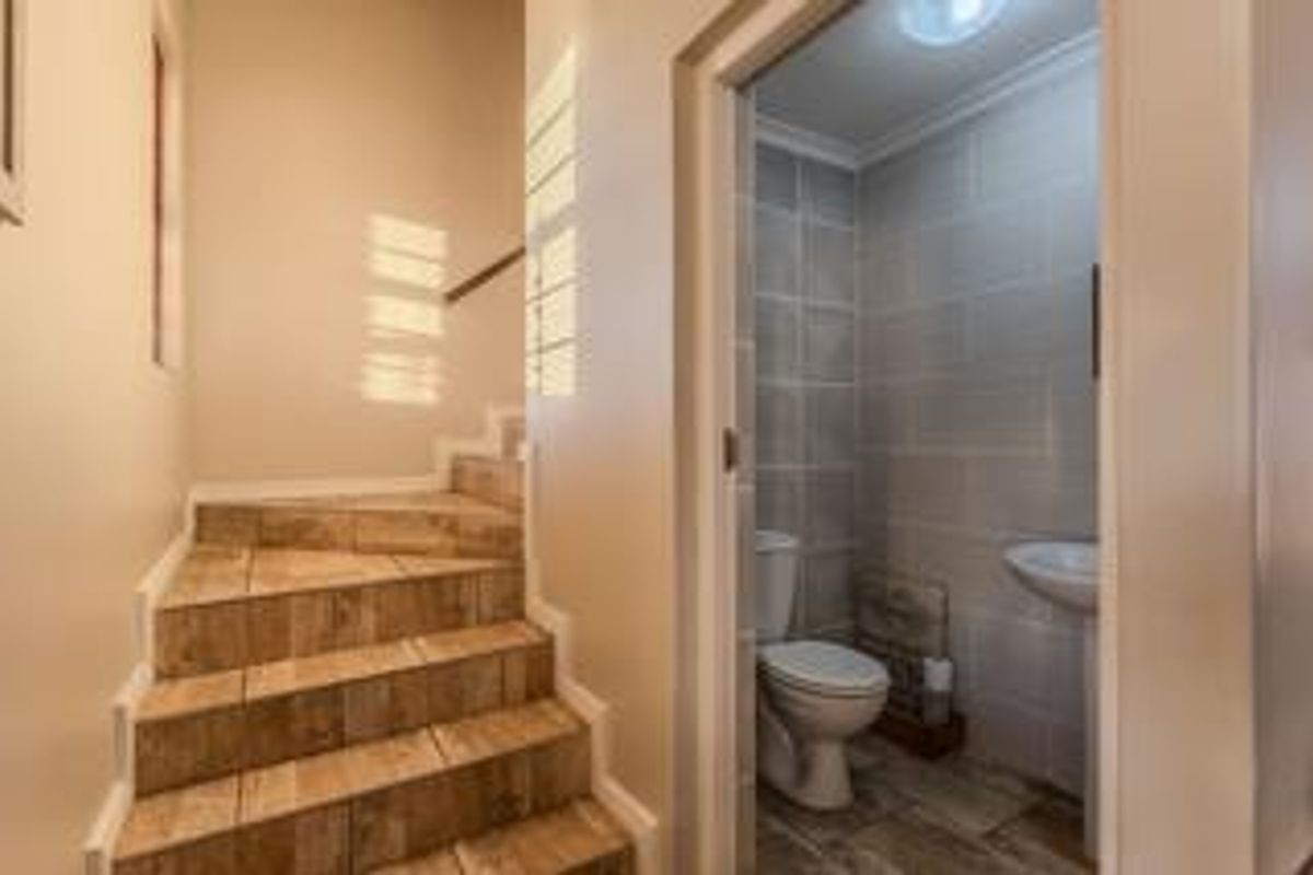 Beautiful low-maintenance 3-bedroom facebrick duplex - Photo 3