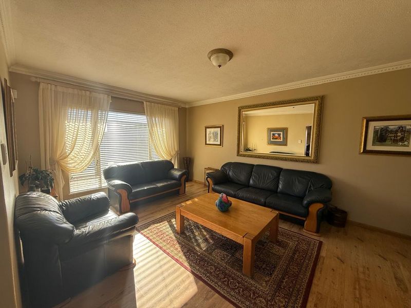 FOR SALE- LARGE 3 BEDROOM HOUSE AND 2 SEPARATE EN-SUITE ROOMS IN HAGE HEIGHTS, SWAKOPMUND, NAMIBIA - Photo 8