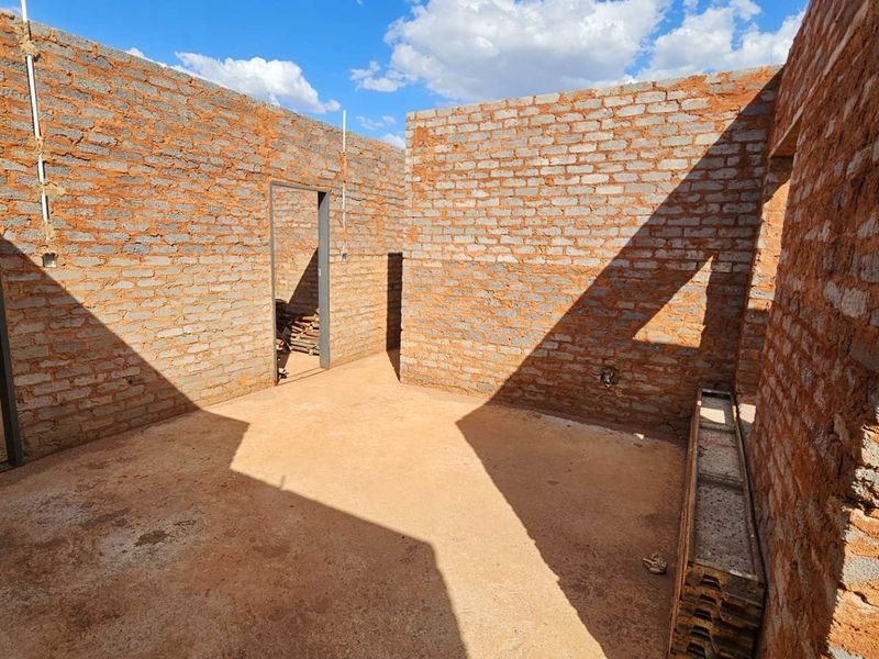 Incomplete Single Story Family Home In Landsmeer Equestrian Estate  R 1 395 000 - Photo 9