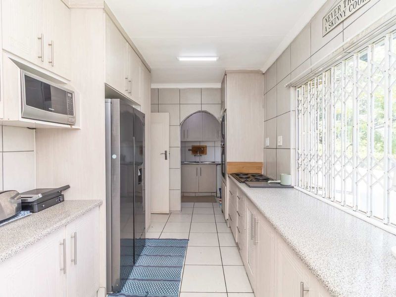 Cosy 4 Bed, 2.5 Bath House with Pool and Garden - Photo 9