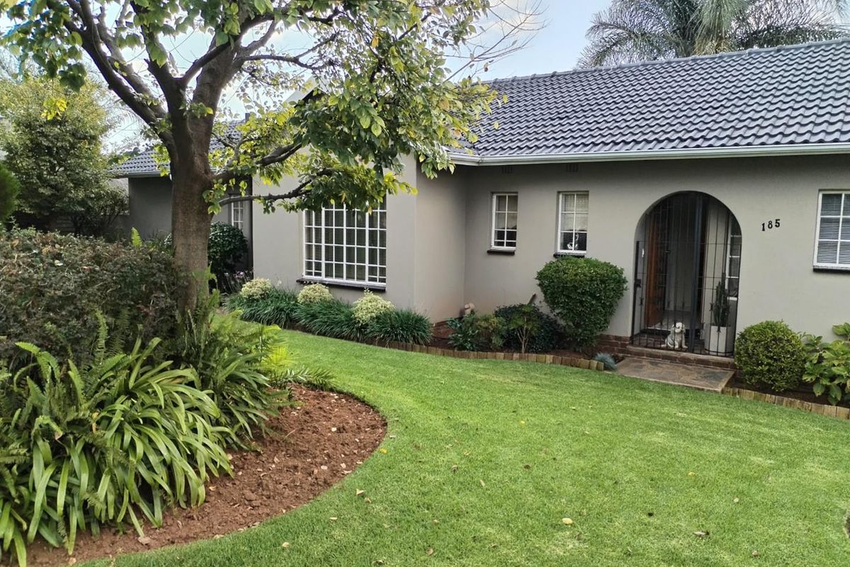 EXQUISITE FAMILY HOME - Photo 2