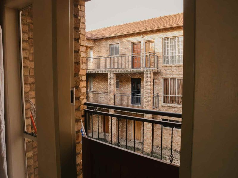 Modern 1-Bedroom Apartment - Photo 3