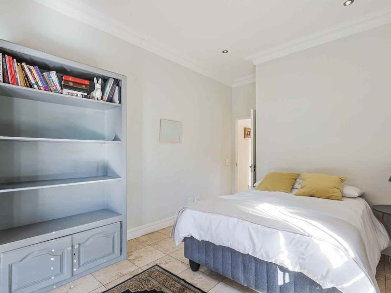 Elegant 5-Bedroom Family Residence in an Exclusive Secure Estate - Photo 8