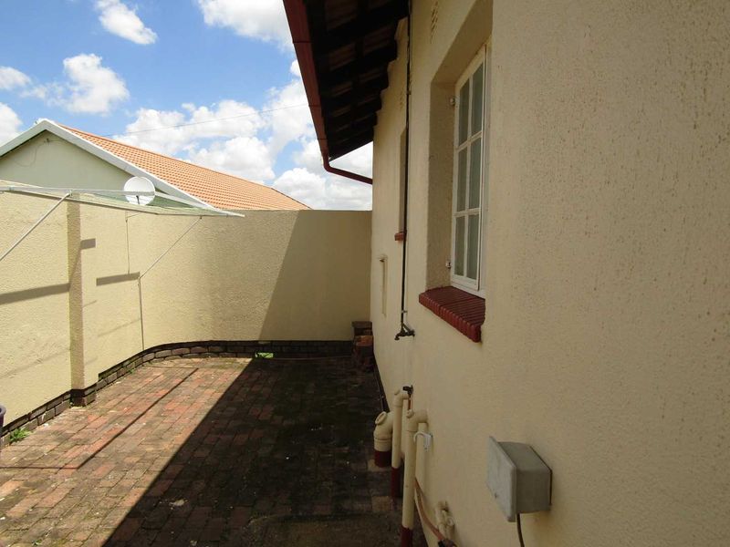 Charming Life Rights Townhouse in sought-after Retirement Village - Photo 7