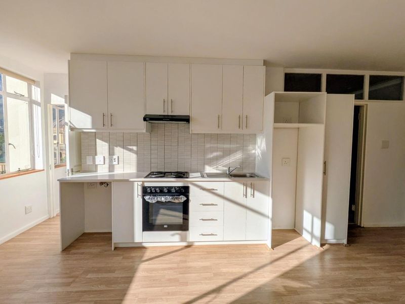 Sunny, secure apartment opposite The High Court - Photo 3