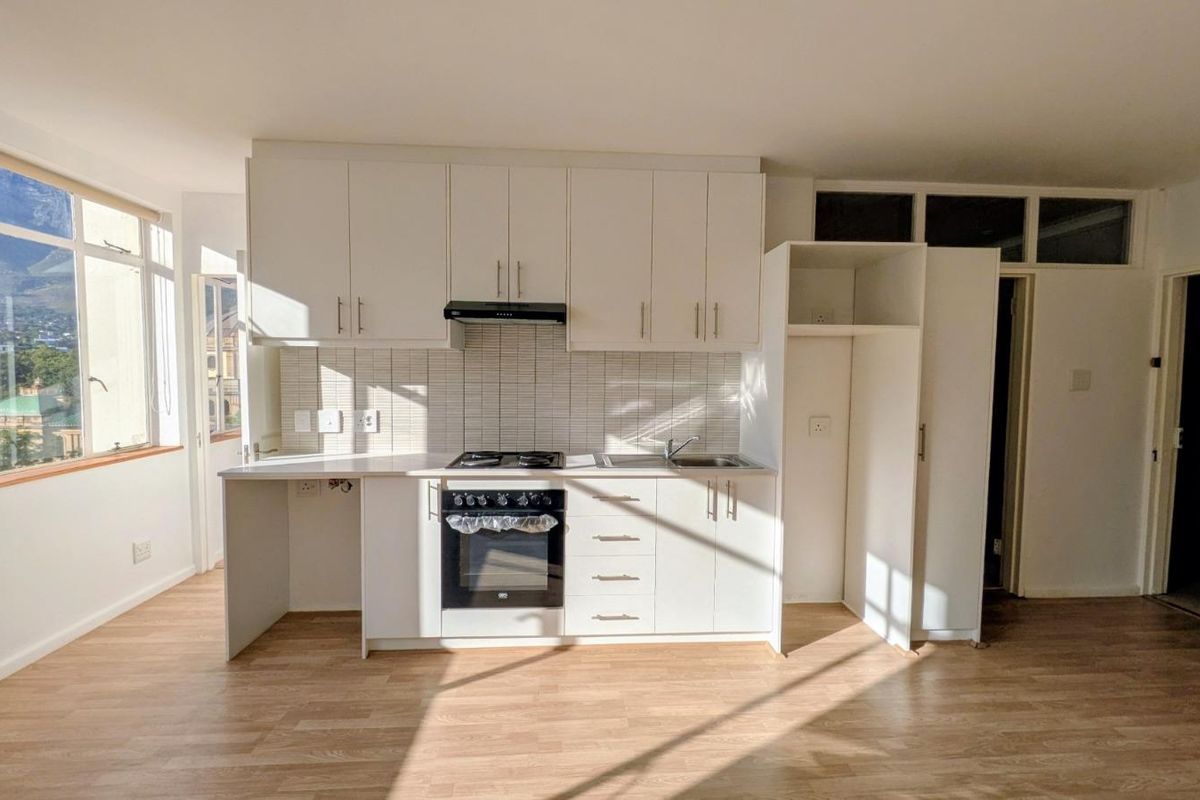 Sunny, secure apartment opposite The High Court - Photo 3