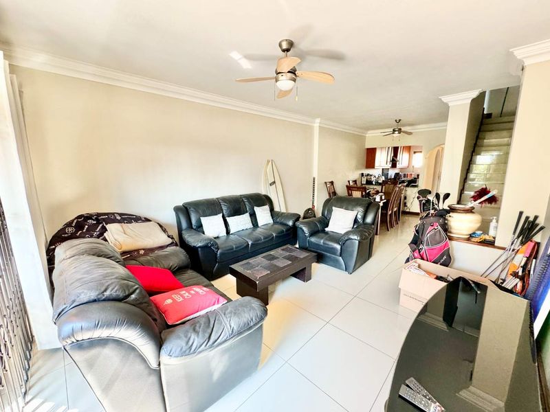 Hendra Estates - Stunning Furnished Triplex Unit For Rent In Umhlanga Rocks! - Photo 9