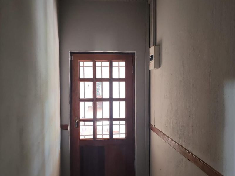 Prime Office Space Available for Lease - Secure and Accessible Location - Photo 5