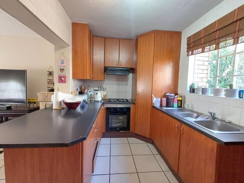 3 Bedroom, 2 Bathroom Duplex with Garden in Olivedale Complex Pet Friendly – All You Can Ask For! - Photo 6