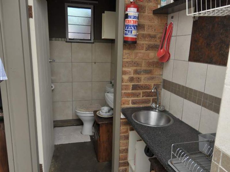 A Small Bachelor's Unit Menlo Park - Photo 10