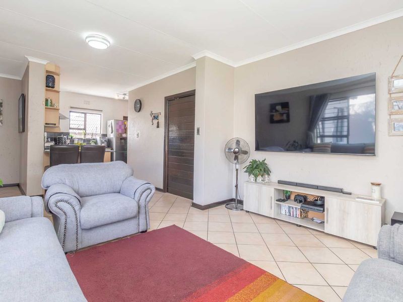 Lushy landscaped complex: Enjoy comfort and convenience - Photo 7