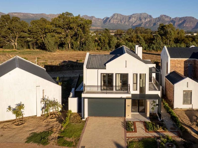 A home designed for refined family living with seamless indoor–outdoor elegance - Photo 4