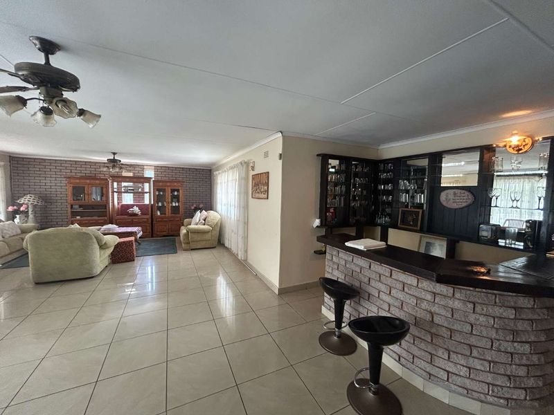 Modern Spacious 4 Bedroom House for Sale in Prime Amanzimtoti, Durban - Photo 5