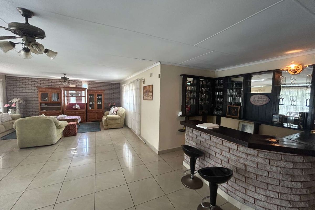 Modern Spacious 4 Bedroom House for Sale in Prime Amanzimtoti, Durban - Photo 5