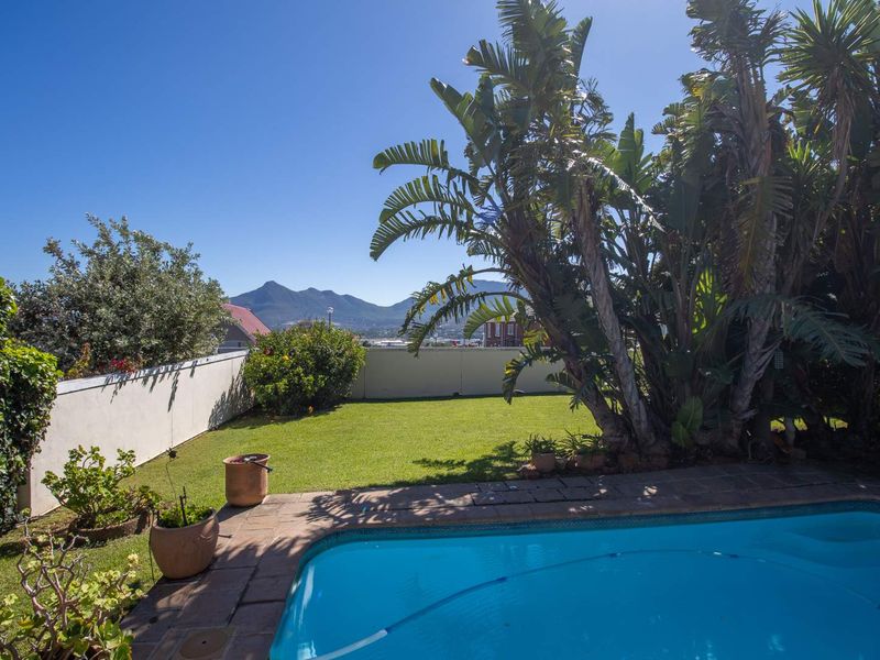 Spacious Private Family Living with Income-Generating Flat in Capri Village! - Photo 3