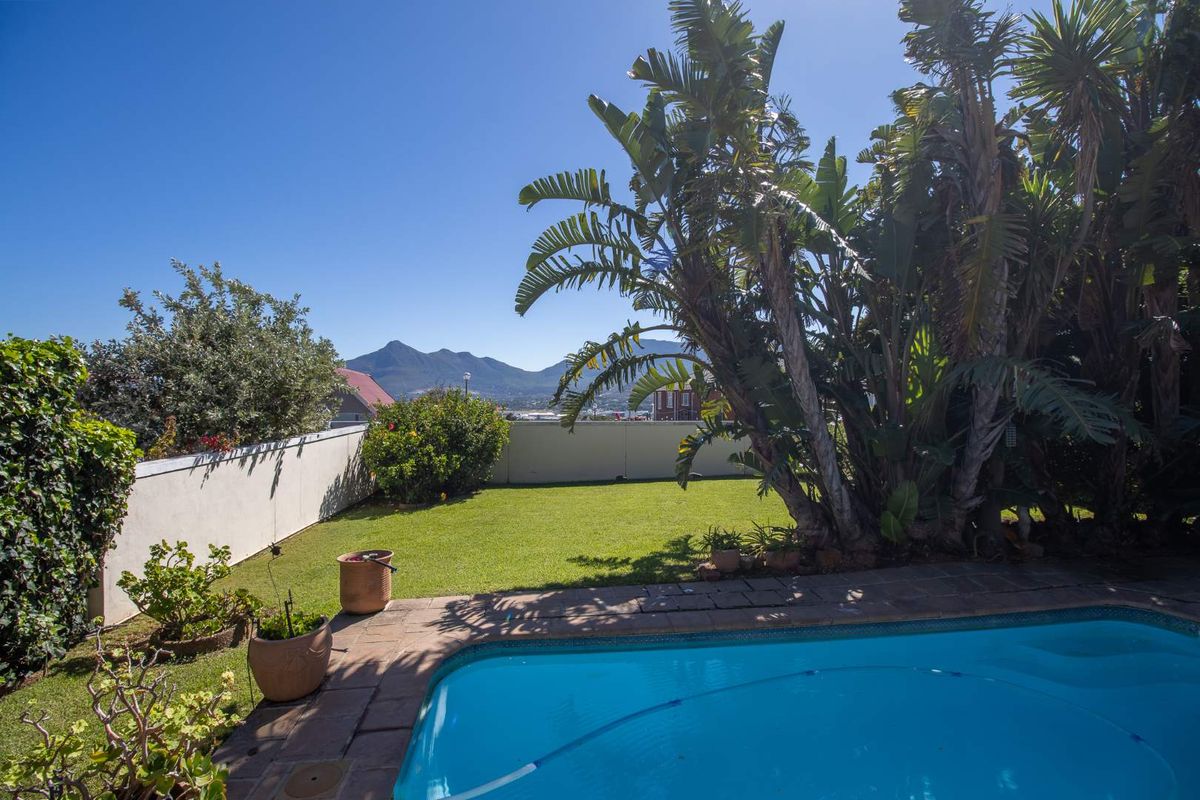 Spacious Private Family Living with Income-Generating Flat in Capri Village! - Photo 3