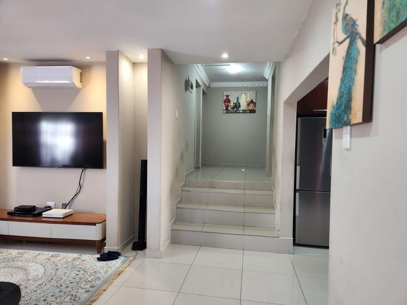 Two-Bedroom Home in Lower Illovo - Comfortable Family Living - Photo 6
